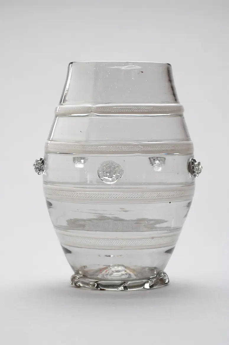 Trinkgefäß in Form eines Fäßchens, Gefäß; Scherzglas, Scherzgefäß, Fässchen, Glas