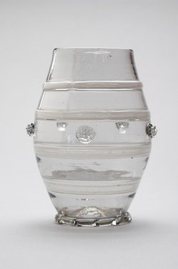 Trinkgefäß in Form eines Fäßchens, Gefäß; Scherzglas, Scherzgefäß, Fässchen, Glas