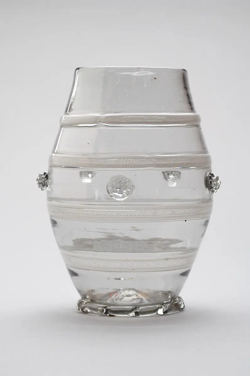 Trinkgefäß in Form eines Fäßchens, Gefäß; Scherzglas, Scherzgefäß, Fässchen, Glas