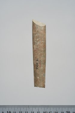 Stabförmig geschliffener Stein