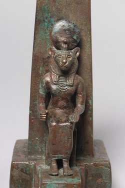 Obelisk mit löwenköpfiger Göttin