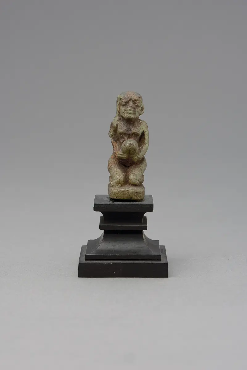 Figur eines knienden, nackten Mannes mit aufgerichtetem Phallus