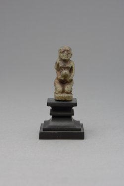 Figur eines knienden, nackten Mannes mit aufgerichtetem Phallus
