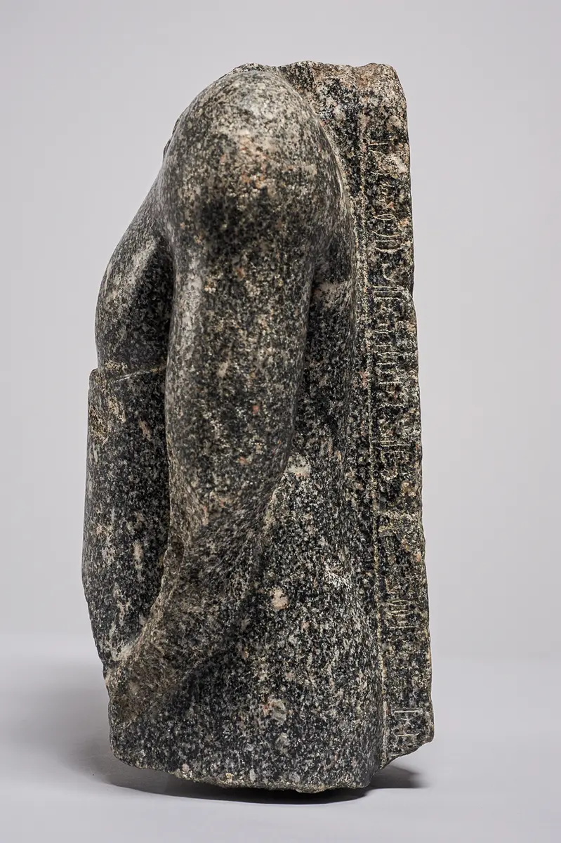 Torso einer stehenden (naophoren) Statue des Tsai-an-em-her-imu