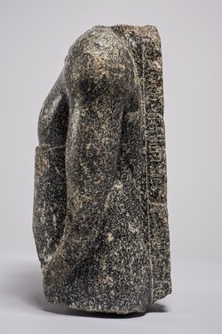 Torso einer stehenden (naophoren) Statue des Tsai-an-em-her-imu