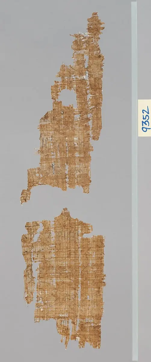 Zwei Fragmente eines hieratischen Papyrus