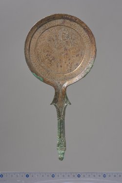 Griffspiegel: Vierfigurenszene (Ziumithe, Menle, Menrva, Crise, mit Namensbeischriften)