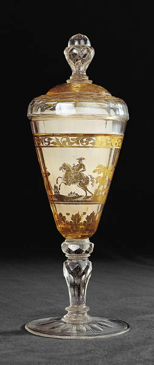 Deckelpokal mit Zwischengolddekor und Jagdszenen