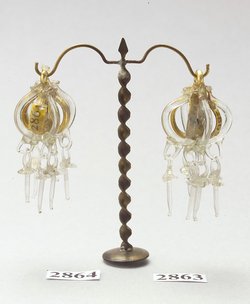 Ohrgehänge mit schwertförmigen Anhängseln aus Glas 