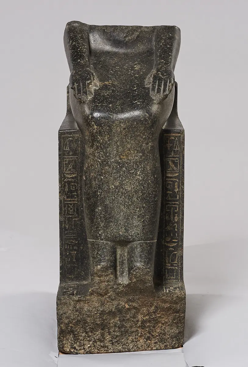 Unterteil einer weiblichen Sitzfigur, wahrscheinlich Hatschepsut darstellend