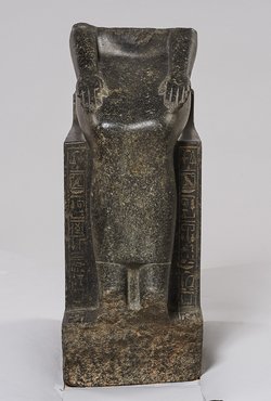 Unterteil einer weiblichen Sitzfigur, wahrscheinlich Hatschepsut darstellend