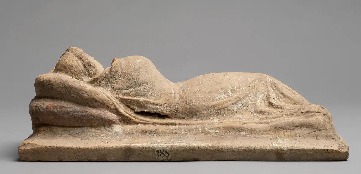 Deckel einer Aschenurne: Liegende Frau