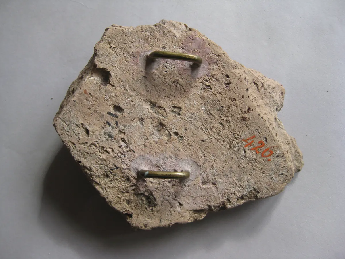 Fragment aus dem linken Teil einer Nillandschaft: Krokodil auf Lotosblüte