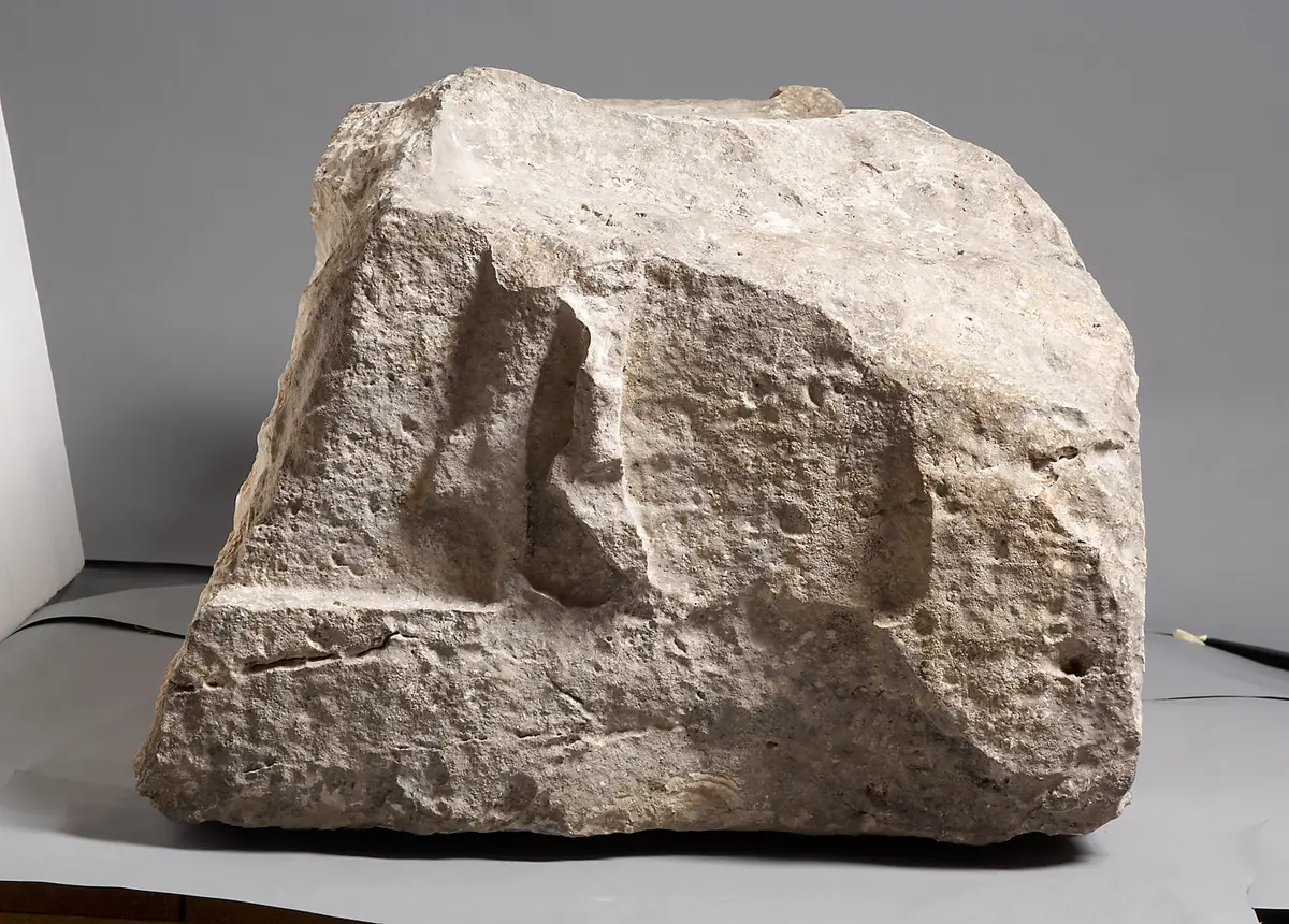 Fragment des Sarkophagkastens