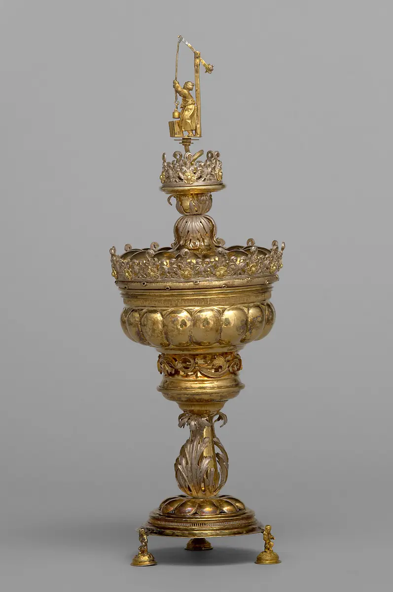 Deckelpokal mit Frau am Ziehbrunnen