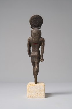 Gott Month, stierköpfig, schreitend