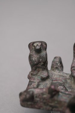 Kleine Opferplatte mit Opferndem, je zwei Affen, Fröschen und Löwen, zwei Ösen