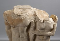 Gruppenstandbild des Pehen-ptah und seiner Mutter Imen-djefa-es