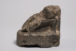 Unterteil einer knienden Statuette des Hor-em-achbit