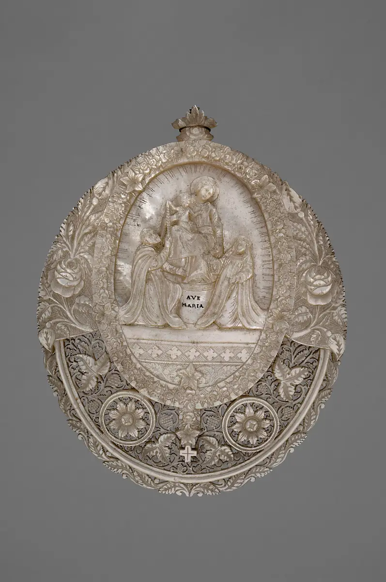 Perlmutterschnitzerei mit Rosenkranzmadonna
