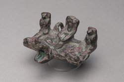 Kleine Opferplatte mit Opferndem, je zwei Affen, Fröschen und Löwen, zwei Ösen