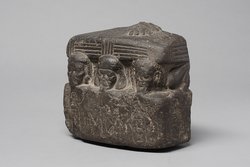 Vorderteil einer Statuenbasis mit Gefangenendarstellung