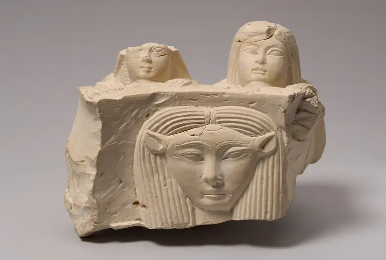 Fragment eines Hathorbeckens mit zwei Stifterfiguren