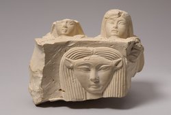 Fragment eines Hathorbeckens mit zwei Stifterfiguren