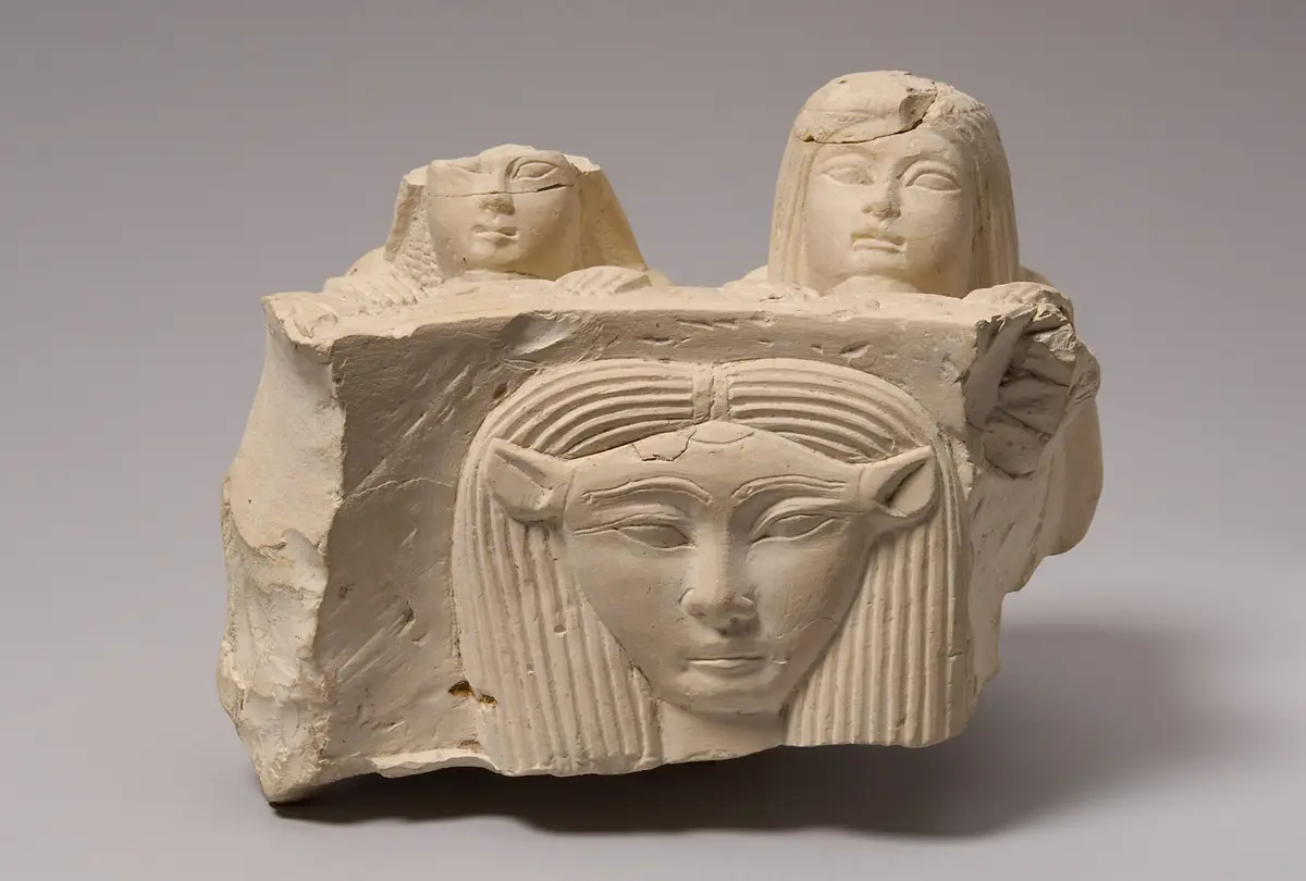 Fragment eines Hathorbeckens mit zwei Stifterfiguren