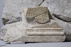 Statuenbasis des L. C. Phrugianos