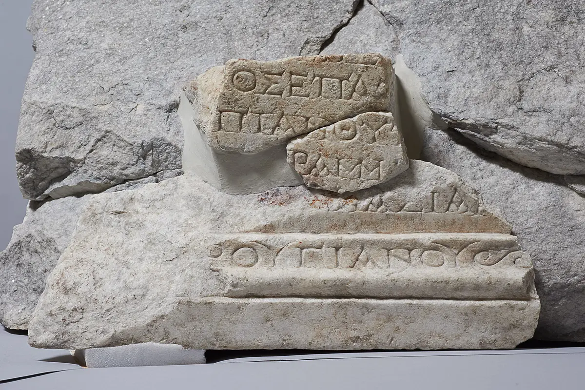 Statuenbasis des L. C. Phrugianos