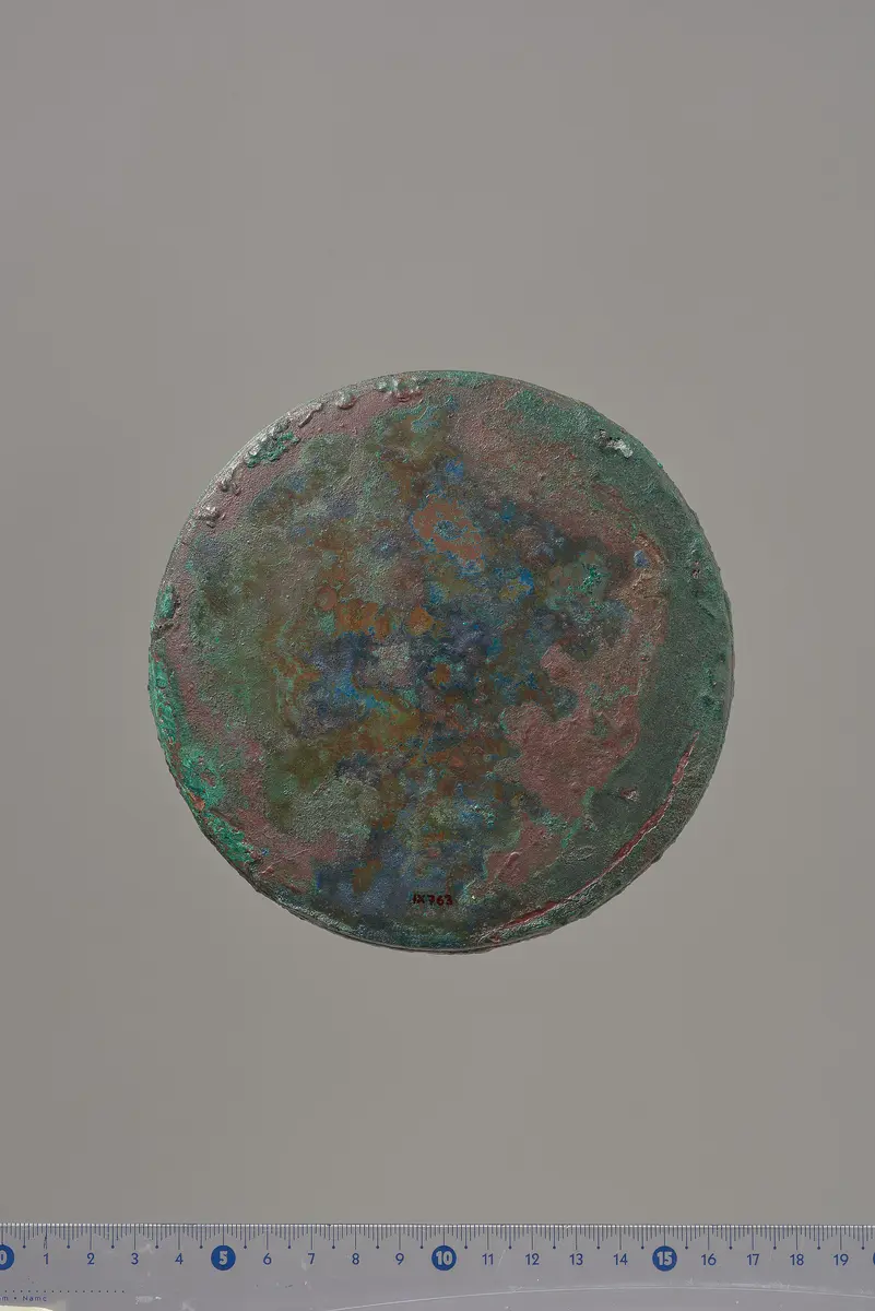 Teile eines Klappspiegels: Reliefapplik mit Aphrodite und Adonis, Deckel, Unterteil, Fragmente