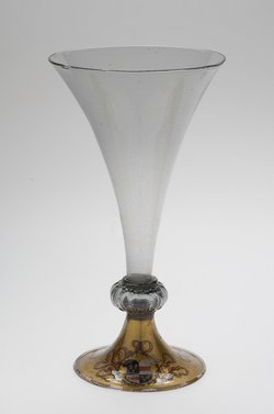 Pokal mit Wappen von der Dürr und Puchheim