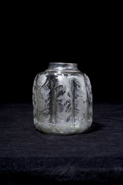 Achtpassige Rippenflasche mit floralem Dekor und Vögeln