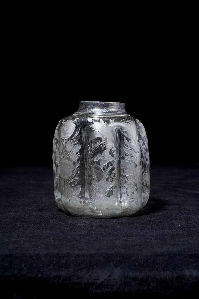 Achtpassige Rippenflasche mit floralem Dekor und Vögeln