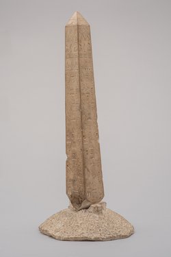 Modell eines Obelisken mit Fantasiehieroglyphen