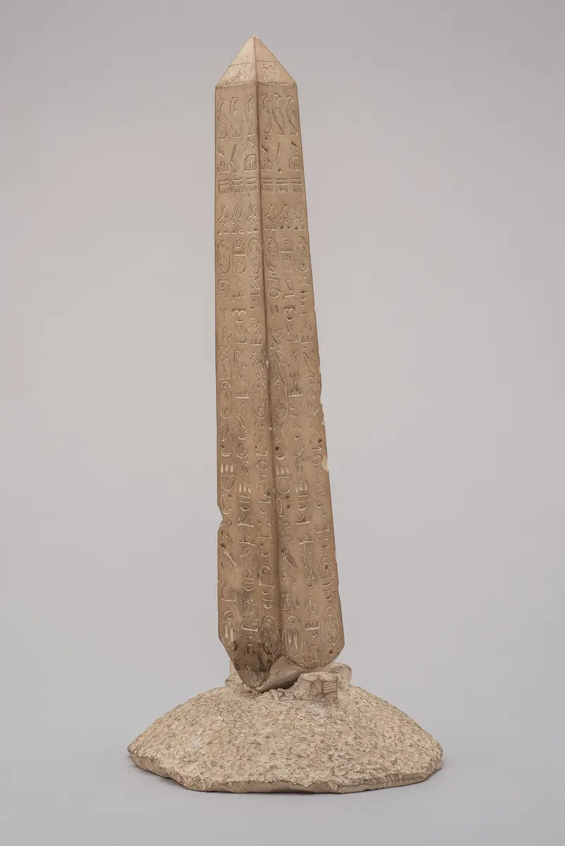 Modell eines Obelisken mit Fantasiehieroglyphen