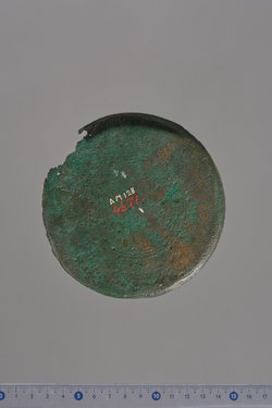 Teile eines Klappspiegels: Deckel mit Reliefapplik (siegreicher Reiter), Unterteil