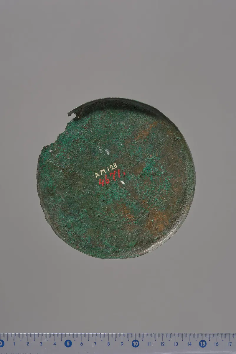 Teile eines Klappspiegels: Deckel mit Reliefapplik (siegreicher Reiter), Unterteil