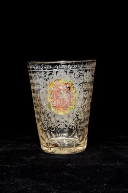 Becher mit Schusterzunft von Iglau mit Zwischengoldmedaillon