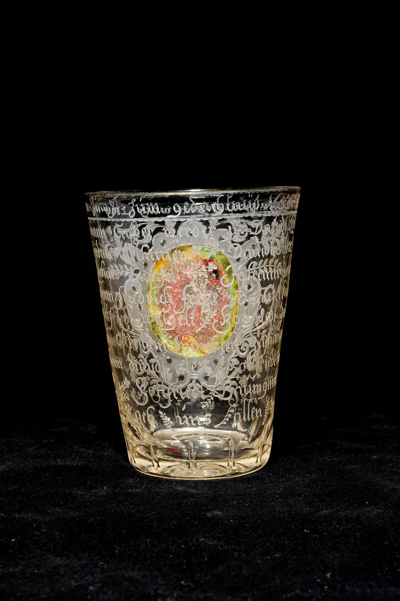 Becher mit Schusterzunft von Iglau mit Zwischengoldmedaillon