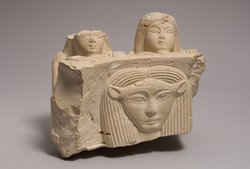 Fragment eines Hathorbeckens mit zwei Stifterfiguren