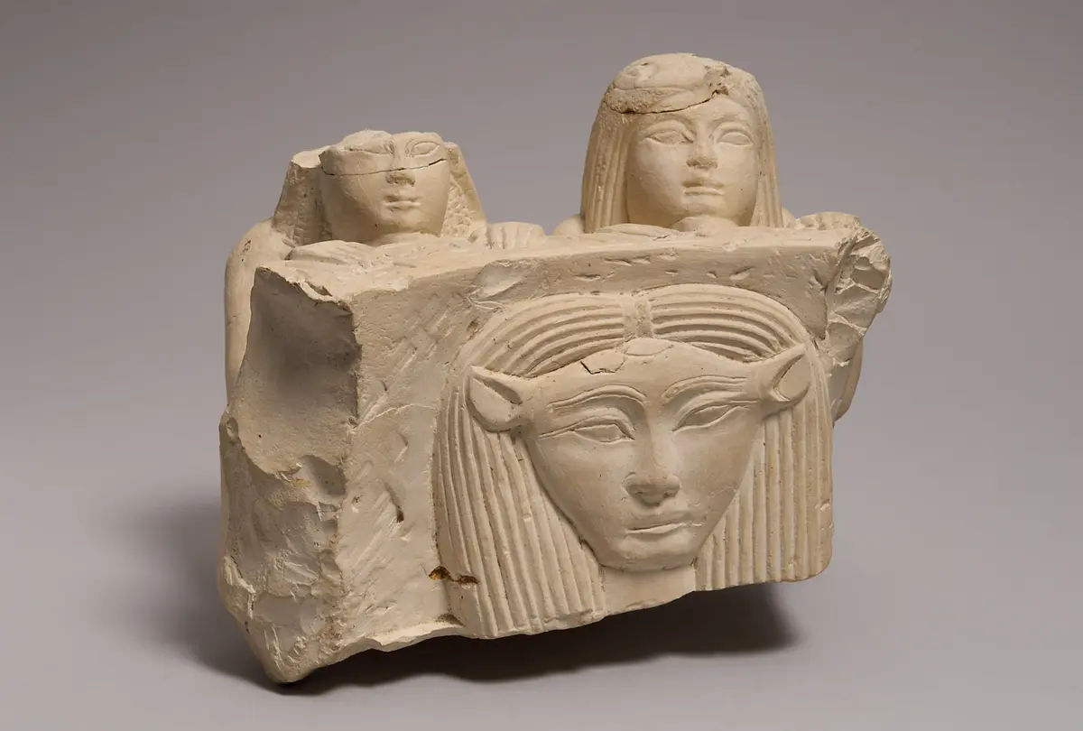 Fragment eines Hathorbeckens mit zwei Stifterfiguren