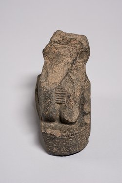 Unterteil einer knienden Statuette des Hor-em-achbit