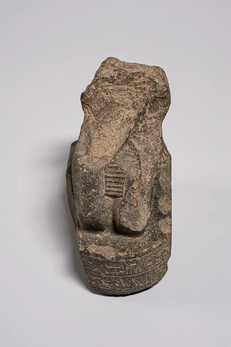 Unterteil einer knienden Statuette des Hor-em-achbit