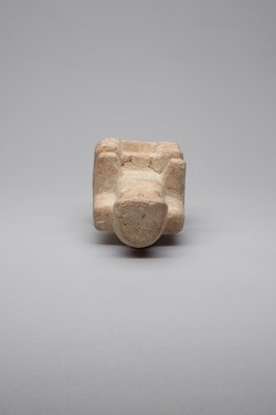 Figur einer sitzenden Frau