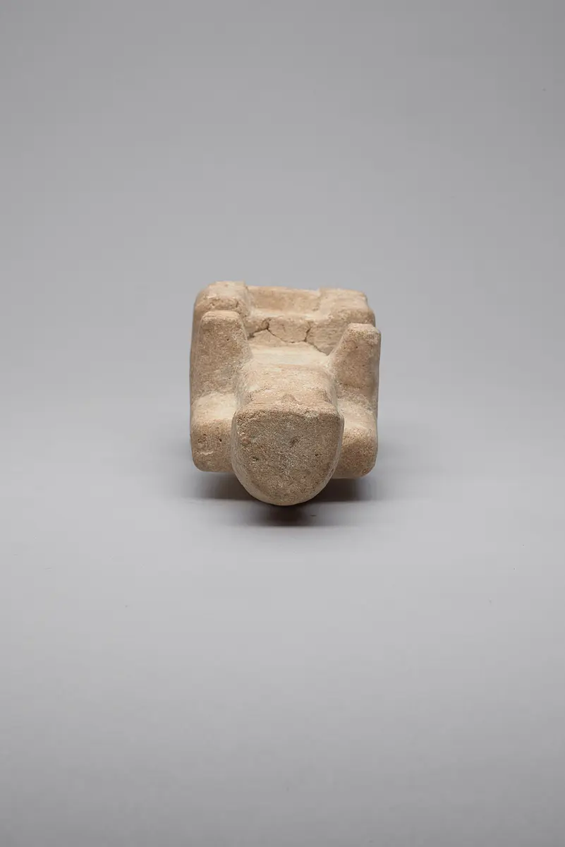 Figur einer sitzenden Frau