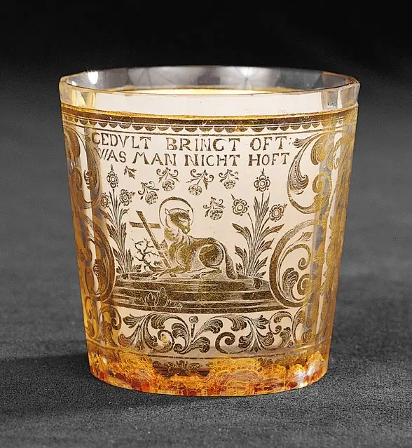 Niedriger Zwischengoldbecher mit sakraler Symbolik