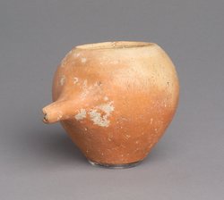 Bauchiges Gefäß mit Ausgußrohr