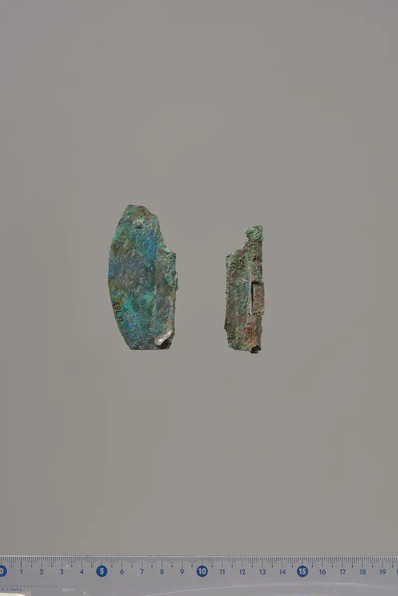 Teile eines Klappspiegels: Reliefapplik mit Aphrodite und Adonis, Deckel, Unterteil, Fragmente